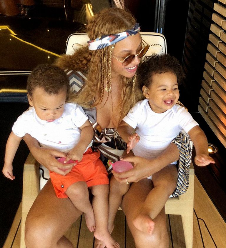 Beyoncé con sus gemelos. | Foto: www.beyonce.com