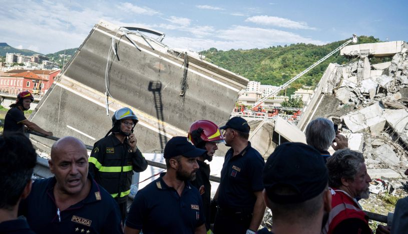 El derrumbe de un tramo de 80 metros del puente Morandi hizo que docenas de autos y tres camiones pesados cayeran al vacío desde una altura de 45 metros. (Foto: AFP)