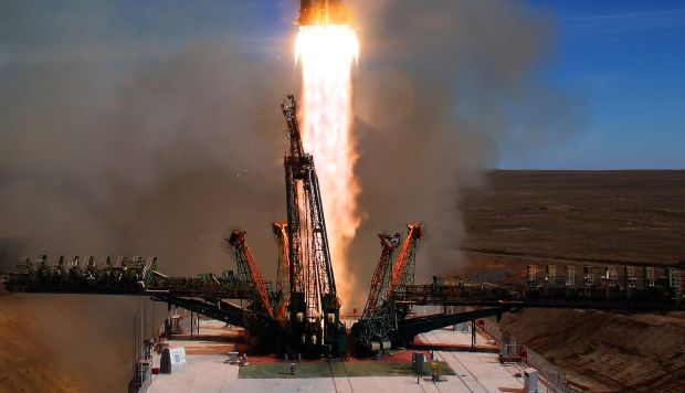 La nave Soyuz MS-10, que despegó hoy con el cosmonauta ruso Alexéi Ovchinin y el astronauta de la NASA Nick Hague a bordo, ha tenido que regresar y aterrizar en Kazajistán por un fallo en el motor. (Foto: EFE)