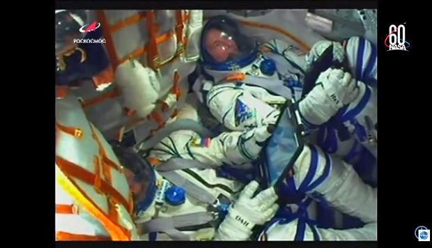 Captura de video facilitado por la Agencia Espacial Rusa que muestra al cosmonauta Alexey Ovchinin (i) y al astronauta de la NASA Nick Hague. (Foto: EFE)