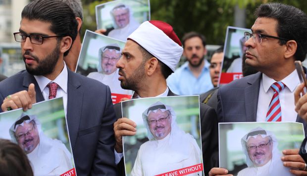 Varios activistas muestran retratos del periodista saudí desaparecido Jamal Khasoggi durante una manifestación organizada por la Asociación de Medios de Comunicación Turco-Árabes. (Foto: EFE)