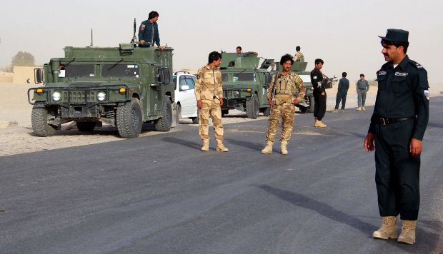Autoridades afganas revisan vehículos en una vía luego de que se endurecieran las medidas de seguridades de cara a las elecciones parlamentarias en Helmand. (Foto: EFE)