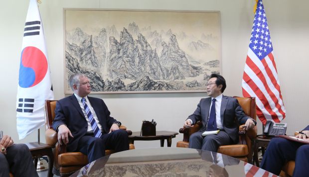 Stephen Biegun conversa con Lee Do-hoon, Representante Especial de Corea del Sur para Asuntos de Paz y Seguridad de la Península Coreana, durante una reunión para discutir los problemas nucleares de Corea del Norte. (Foto: EFE)