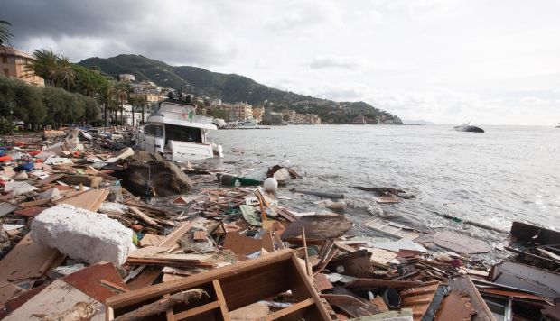 Vista de los escombros de los barcos tras la tormenta en Rapallo, Italia, el 30 de octubre de 2018. (Foto: EFE)