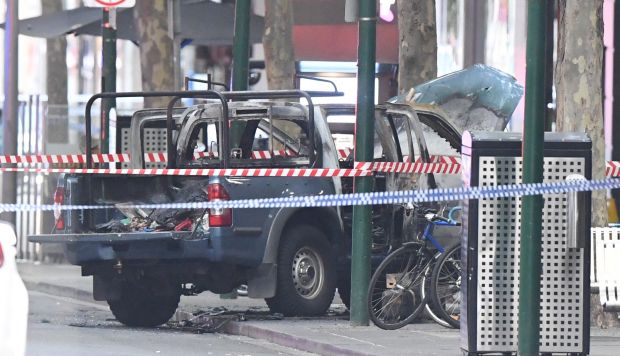 Estado en el que quedó el vehículo del supuesto atacante que apuñaló a una persona de muerte e hirió a otras dos en una concurrida calle del centro de la ciudad australiana de Melbourne. (Foto: EFE)