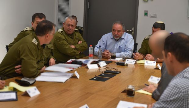 Una foto distribuida por el Ministerio de Defensa de Israel muestra al ministro de Defensa israelí Avigdor Lieberman con oficiales de inteligencia y policías militares durante una reunión en Kirya en Tel Aviv. (Foto: EFE)