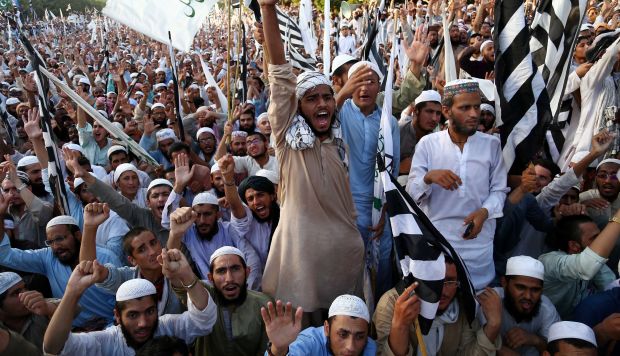Simpatizantes del partido político islámico Jamiat Ulma-e-Islam participan en una protesta contra la puesta en libertad de Asia Bibi. (Foto: EFE)