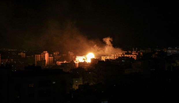 Vista del fuego y el humo sobre el edificio de seguridad interna del Ministerio del Interior de Hamas después de que fuera impactado durante un ataque aéreo israelí en la Ciudad de Gaza. (Foto: EFE)