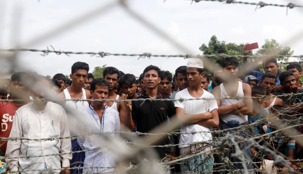 Un grupo de refugiados rohinyá tras una valla en 
