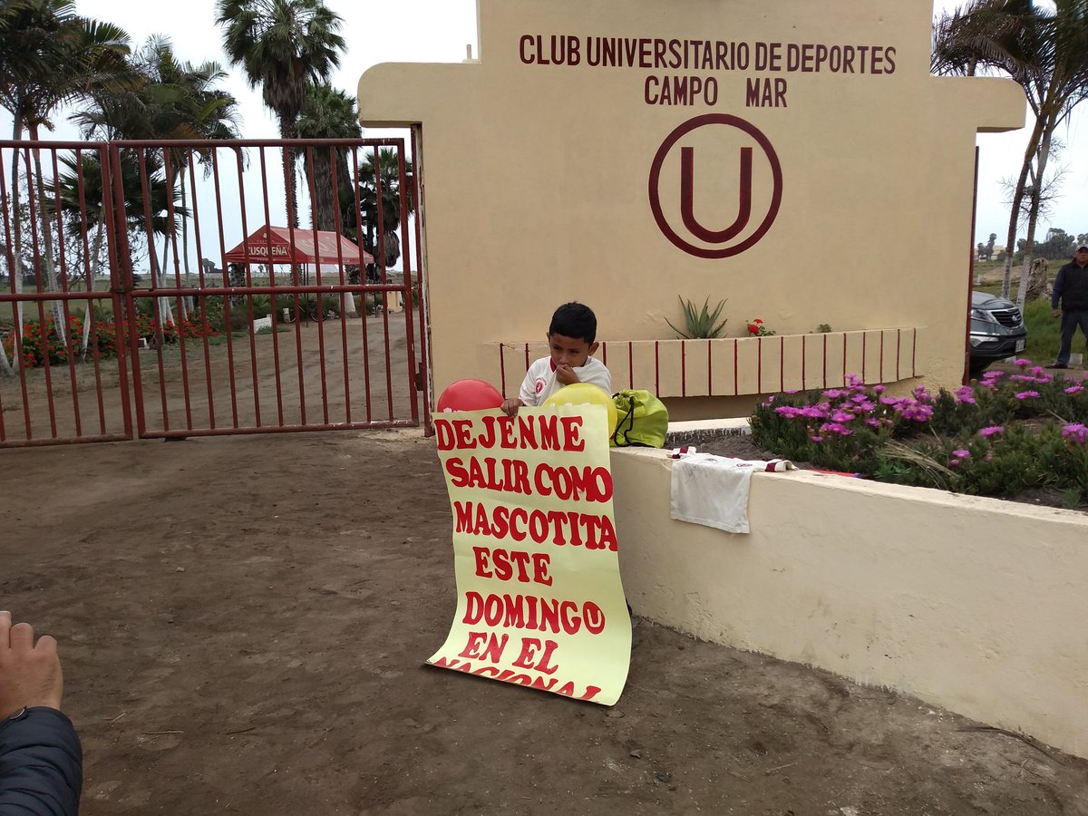El pedido del niño en las afueras de Campo Mar 'U'. (Foto: Depor)