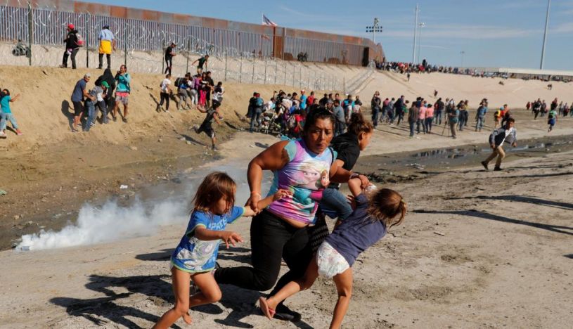 Cientos de migrantes intentaron saltar la valla de México a Estados Unidos. | Foto: Reuters