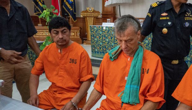 Jorge Rafael Gamarra, de nacionalidad peruana, y Frank Zeidler, ciudadano alemán, permanecen retenidos en un centro de aduanas en Bali, Indonesia. (Foto: EFE)