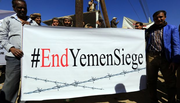 Yemeníes muestran una pancarta durante una marcha en contra de la guerra frente a las oficinas de la Unión Europea en Saná, Yemen. (Foto: EFE)