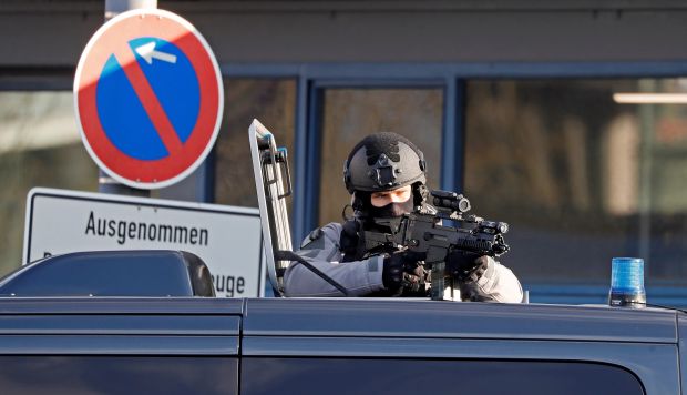 Un agente de la policía federal alemana monta guardia en la frontera con Kehl (Francia) tras el atentado en Estrasburgo. (Foto: EFE)
