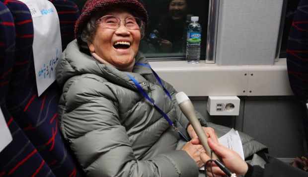 Kim Geum-ok, quien se separó de su familia durante la guerra de Corea de 1950-53, sonríe a bordo de un tren especial con destino a la ciudad fronteriza norcoreana de Kaesong. (Foto: EFE)