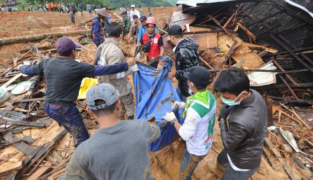 Los rescatistas de Indonesia llevan los restos de una víctima de deslizamiento de tierra en la aldea de Sirnaresmi en Sukabumi, Indonesia. (Foto: EFE)