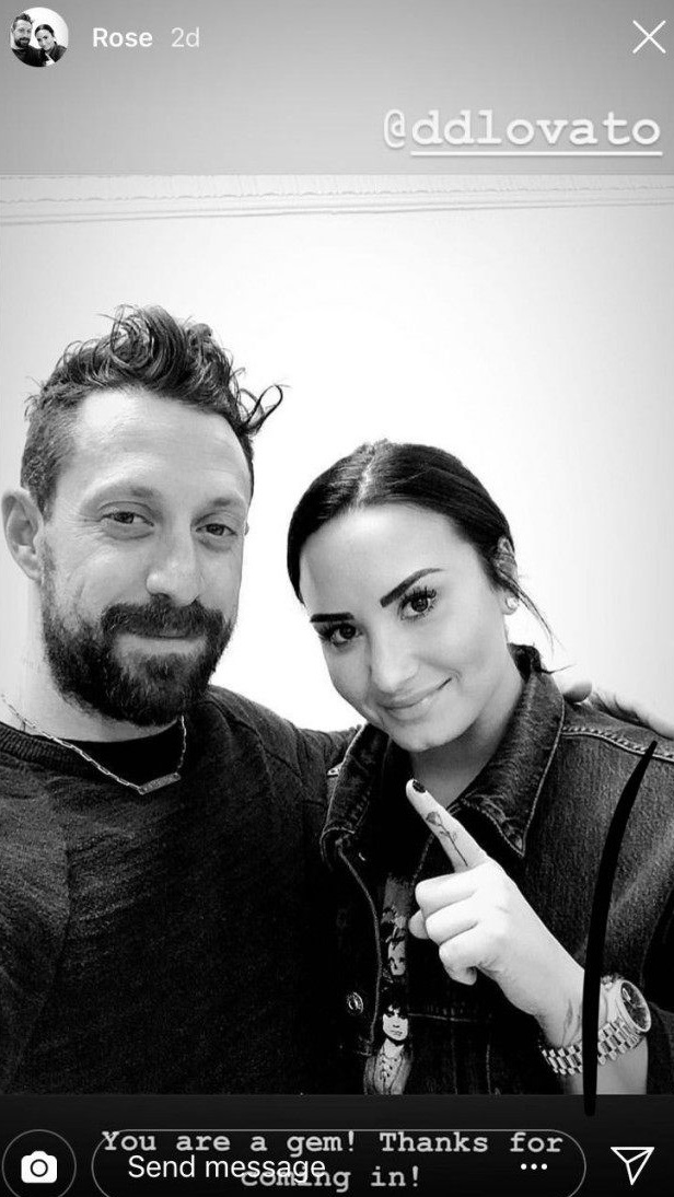 Winter Stone compartió una imagen con Demi lovato tras tatuarle el dedo. (Foto: Instagram)