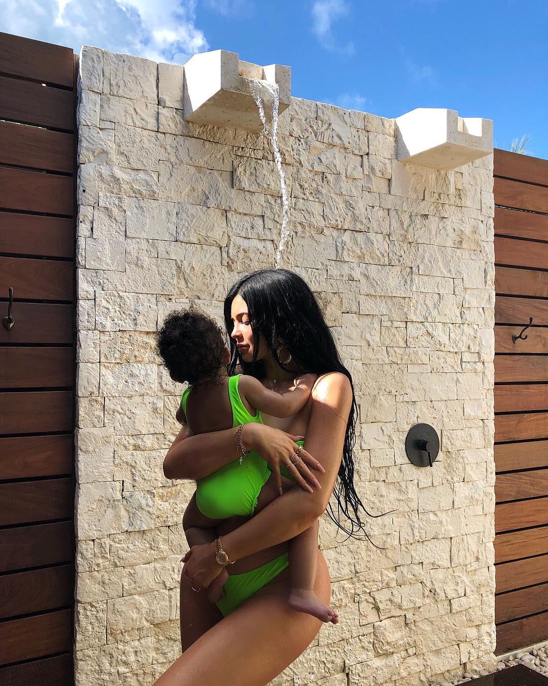 Kylie Jenner se divierte con su pequeña hija. (Foto: Instagram)