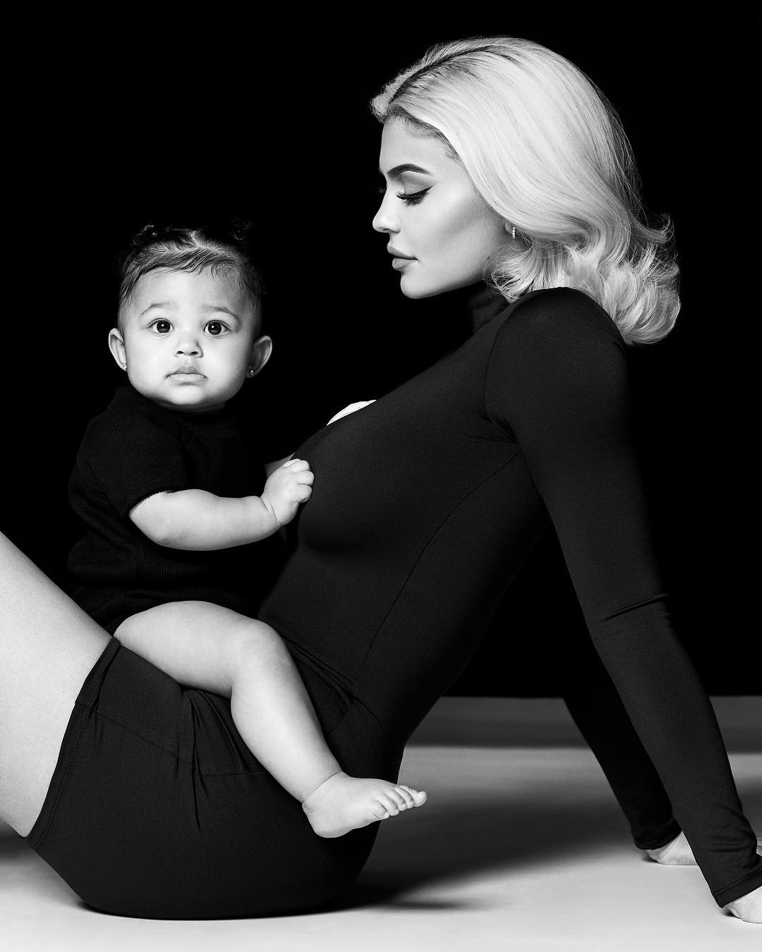 Kylie Jenner y su hija Stormi en una sesión de fotos. (Instagram)