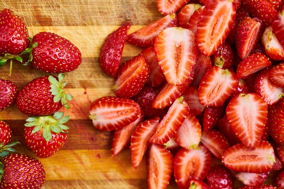 Las fresas son antiinflamatorias y sus propiedades exfoliantes, te ayudarán a eliminar las células muertas. (Foto: Pixabay) 