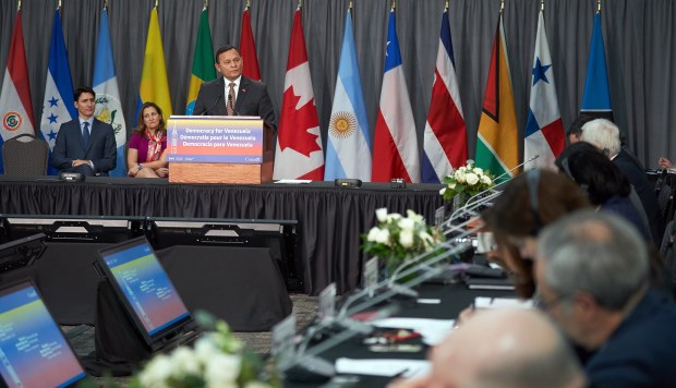 El ministro peruano de Exteriores, Néstor Francisco Popolizio Bardales, pronuncia un discurso junto al primer ministro canadiense, Justin Trudeau, y a la titular canadiense de Exteriores, Chrystia Freeland. (Foto: EFE)