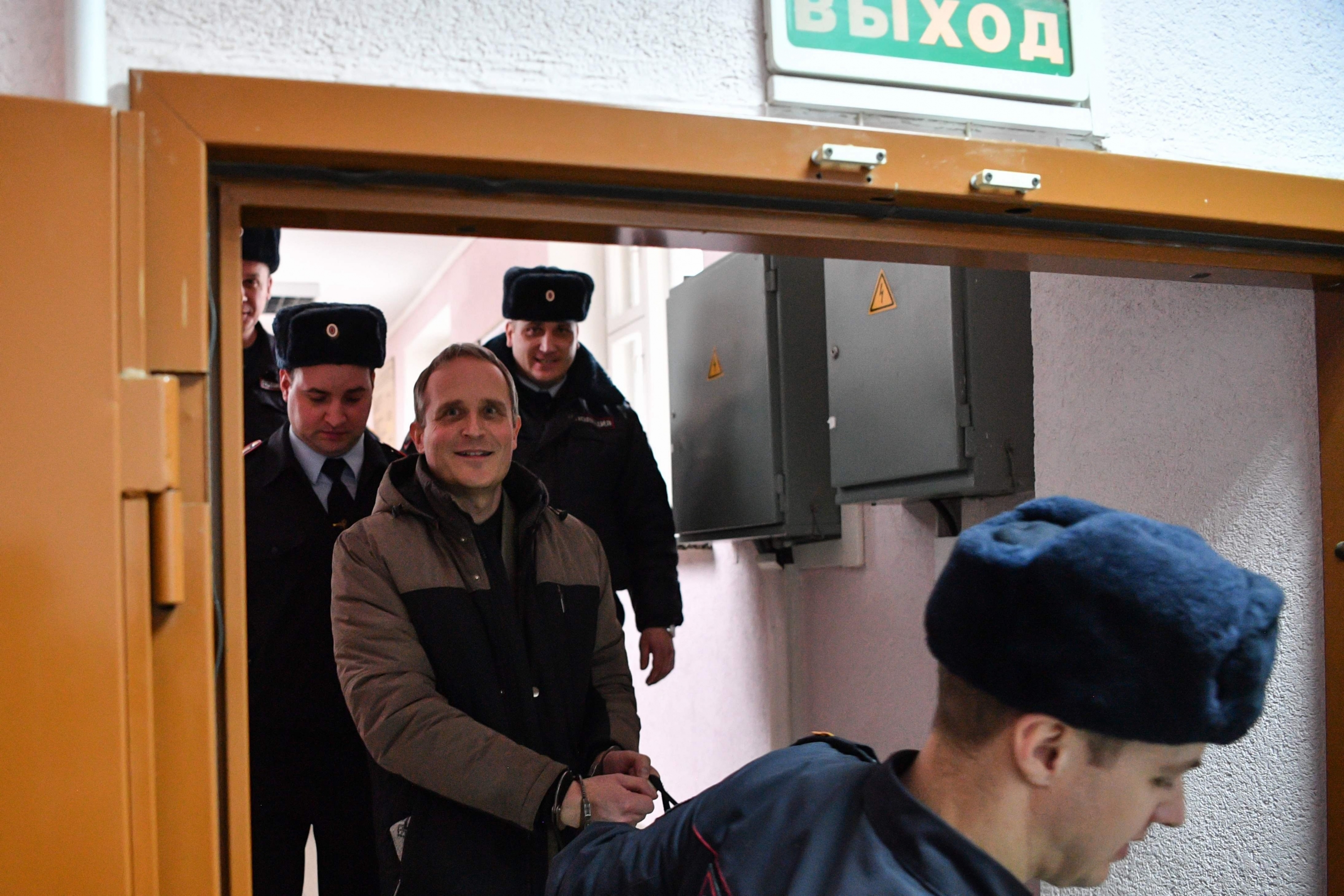 Dennis Christensen es escoltado dentro de un tribunal en Rusia. (Foto: AFP)