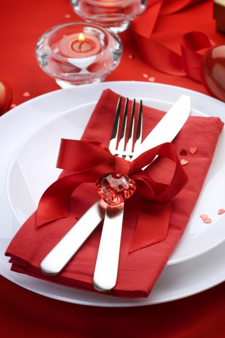 Los cubiertos de la cena podrías atarlos con una romántica cinta roja. (Foto: Difusión Claudia Tassara)