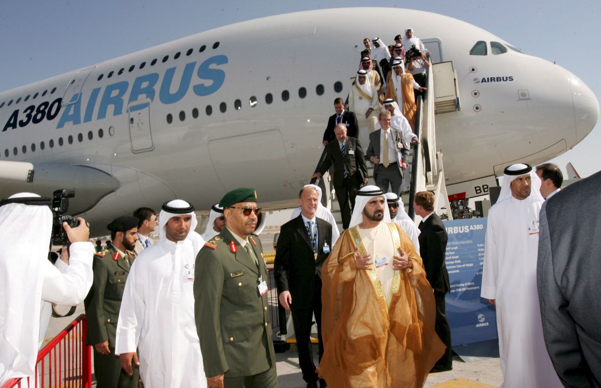 El  jeque Mohamad bin Rashed Al Maktum (c) visitó el nuevo Airbus A 380, durante la ceremonia de inauguración del Dubai Airshow 2007. Emirates Airways anunció compras a Airbus de más de US$ 20 billones (Foto: EFE/Ali Haider)