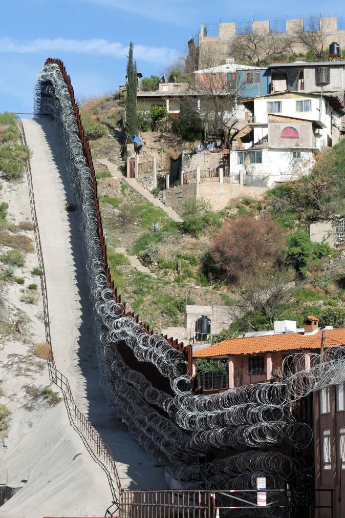 El alambre de cuchillas que Trump mandó instalar en la frontera con México es todo un atractivo turístico para cientos de personas. (Foto: EFE)