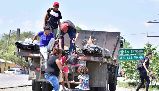 Un grupo de ciudadanos hondureños bajan de un camión para seguir su camino rumbo a Agua Caliete este miércoles para intentar llegar a Estados Unidos. (Foto: EFE)