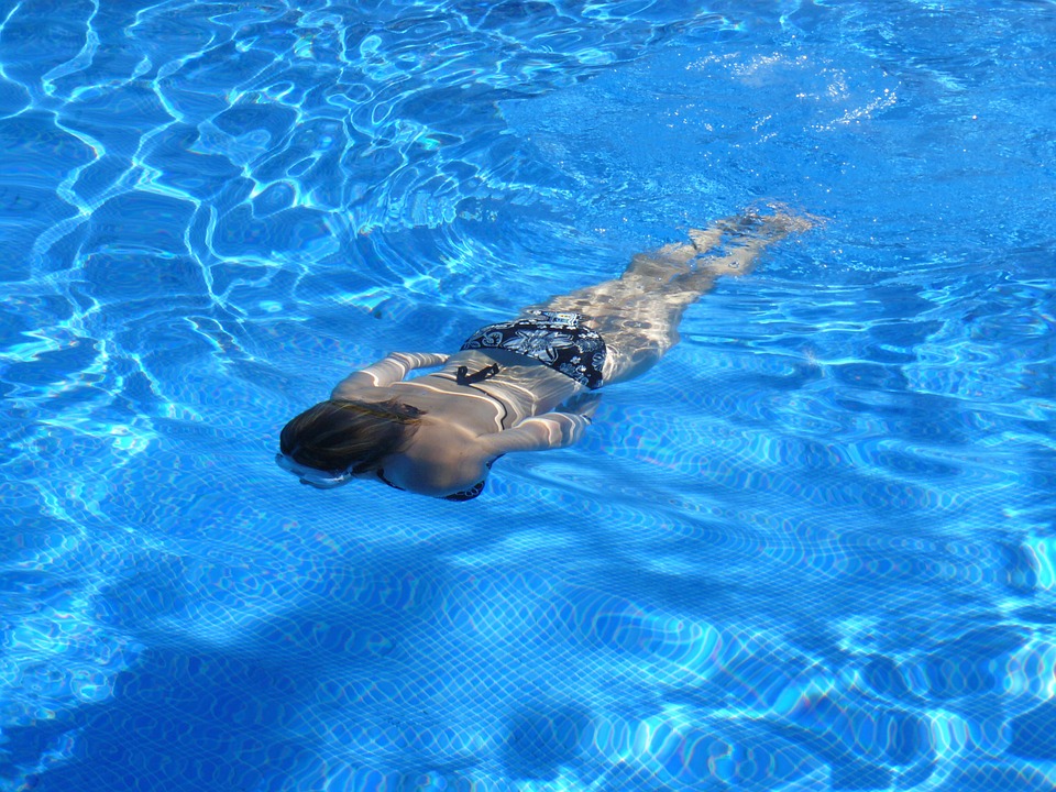 La natación es perfecta para quemar mil calorías en una hora. (Foto: Pixabay)