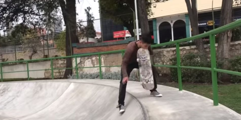 El skate golpeó el rostro del joven boliviano. (Foto: Captura de Youtube)