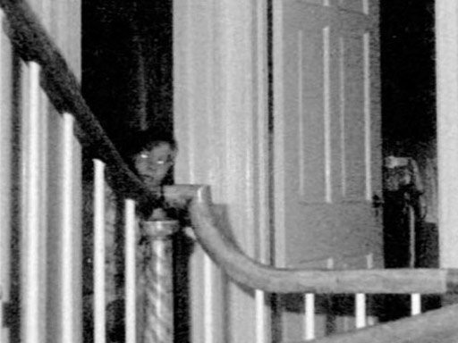 La famosa foto de la casa y el niño fantasma de Amityville en 1976 (Foto: Warren Files)