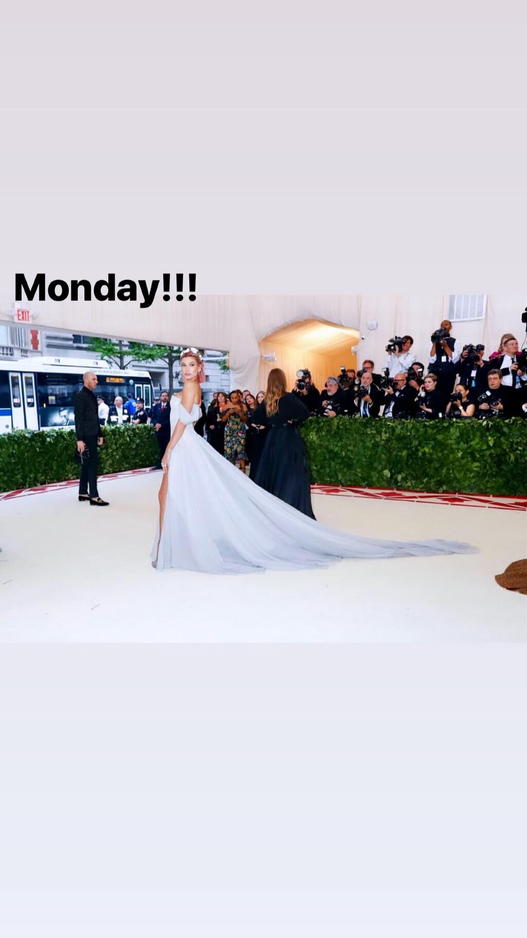 Hailey Baldwin se luce con vestido de novia. (Foto: Instagram)