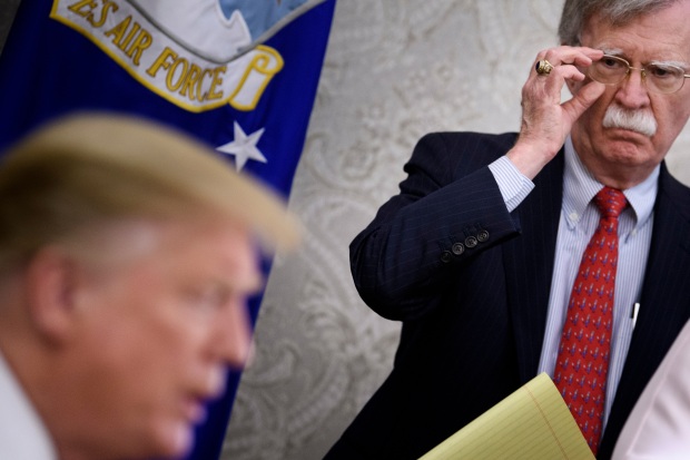 El asesor de seguridad nacional John R. Bolton escucha mientras el presidente de los Estados Unidos, Donald Trump, habla con la prensa. (Foto: AFP)
