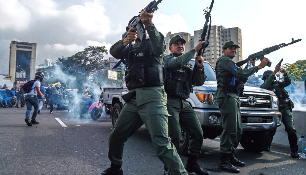 Miembros de la Guardia Nacional Bolivariana que se unieron al líder opositor venezolano y al autoproclamado presidente en funciones Juan Guaidó en su campaña para derrocar al presidente Nicolás Maduro. (Foto: AFP)