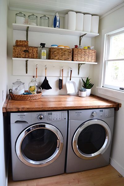Sobre la lavadora y secadora podemos instalar una repisa, la cual también podría servir como tabla de planchar. (Foto: Pinterest Angiesrot)