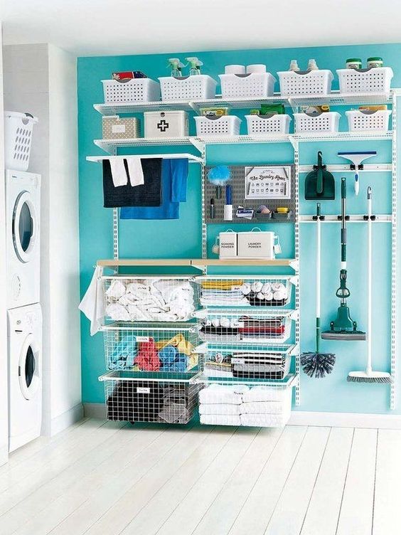 Las paredes son perfectas para ganar espacio y poner estantes para tener todo ordenado. (Foto: Pinterest Olivia Ideas)