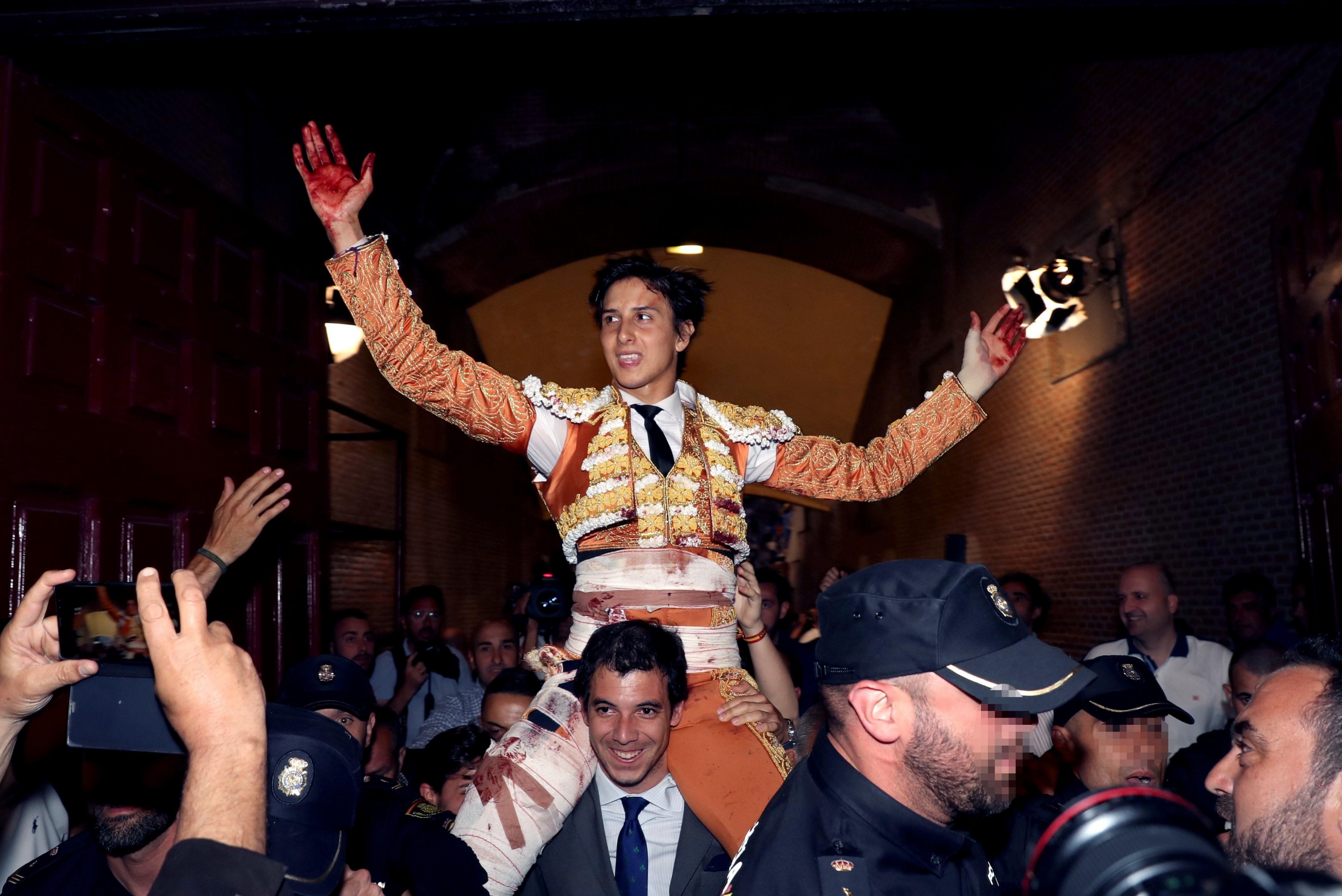 El conocido torero peruano cortó las dos orejas del sexto toro incluso después de haber sido intervenido de una cornada a la muerte del primero de su lote. (AFP)