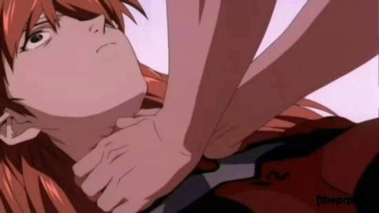 Shinji al despertar solo atina a asfixiar a Asuka para buscar algún símbolo de que su realidad pasada existió de verdad (Foto: Gainax)