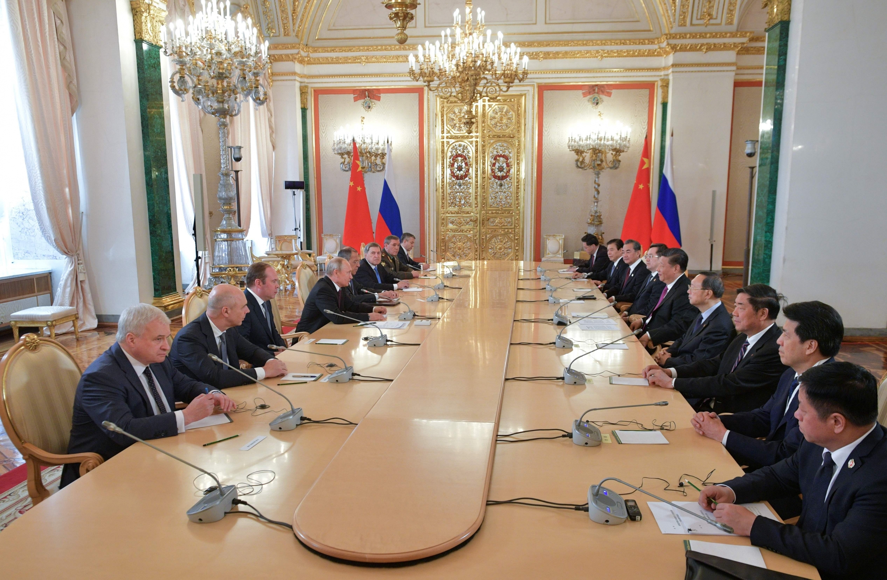 El presidente ruso, Vladimir Putin, se reunió con su homólogo chino Xi Jinping en el Kremlin. (Foto: AFP)