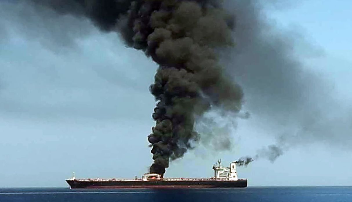 Dos petroleros quedaron el jueves a la deriva y en llamas tras ataque en el Golfo de Omán. (Foto: AFP)
