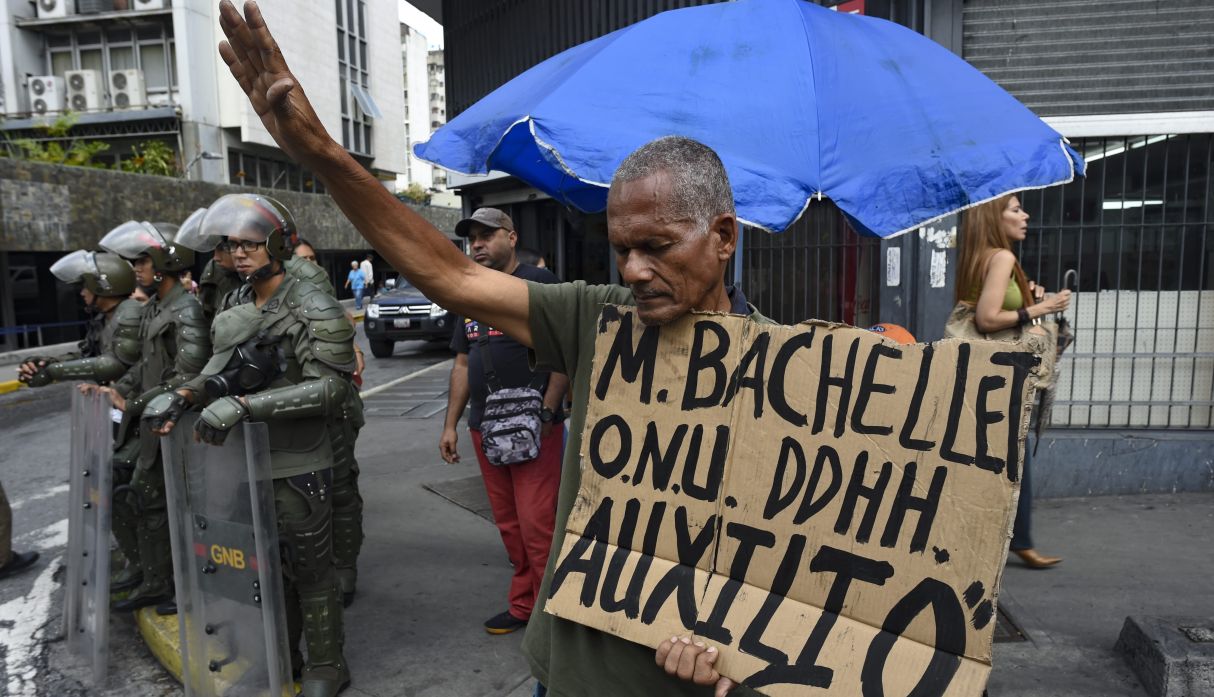 Michelle Bachelet estuvo presente en Caracas para reunirse con diversos actores políticos y vivir en carne propia la crisis venezolana. (Foto: AFP)