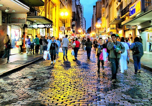 En la noche, este paseo del centro de Porto Alegre se ve iluminada por las luces de todos los locales comerciales. (Foto: Viaje a Brasil)