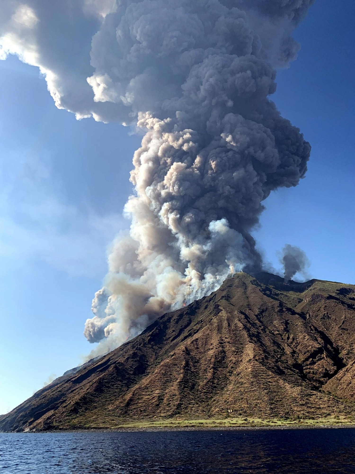 Imagen que muestra la erupción del volcán de la isla de Stromboli, este miércoles. (Foto: EFE)