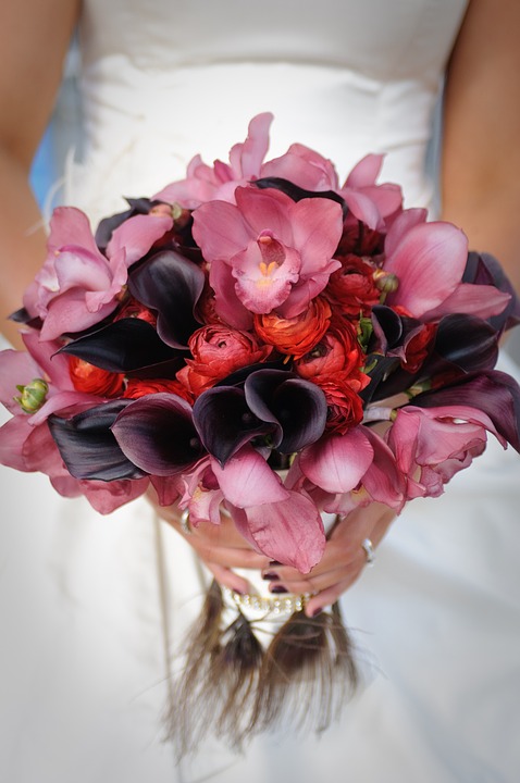 El bouquet vintage se caracteriza por tener flores en tonos vino. Ideal para usarlo en la noche. (Foto: Pixabay)