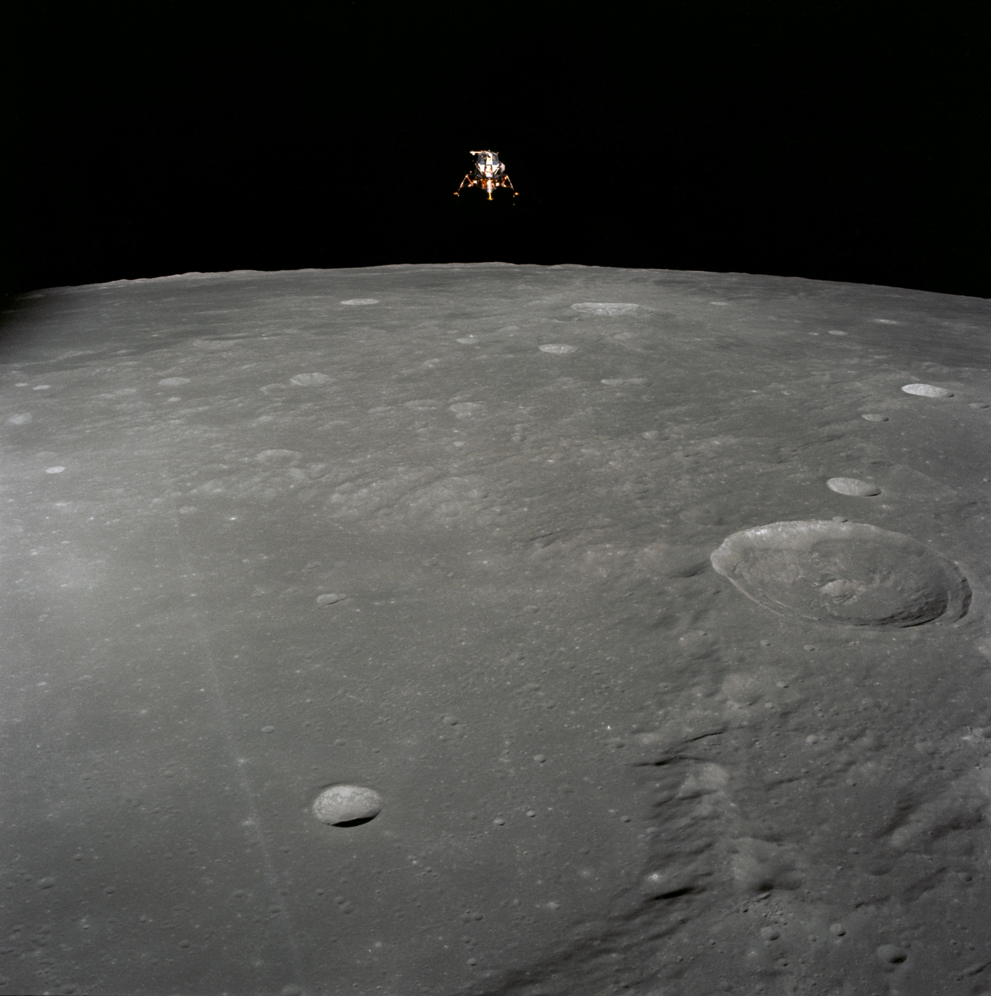 El módulo lunar de la misión Apolo 12 sobrevolando la Luna. (NASA)