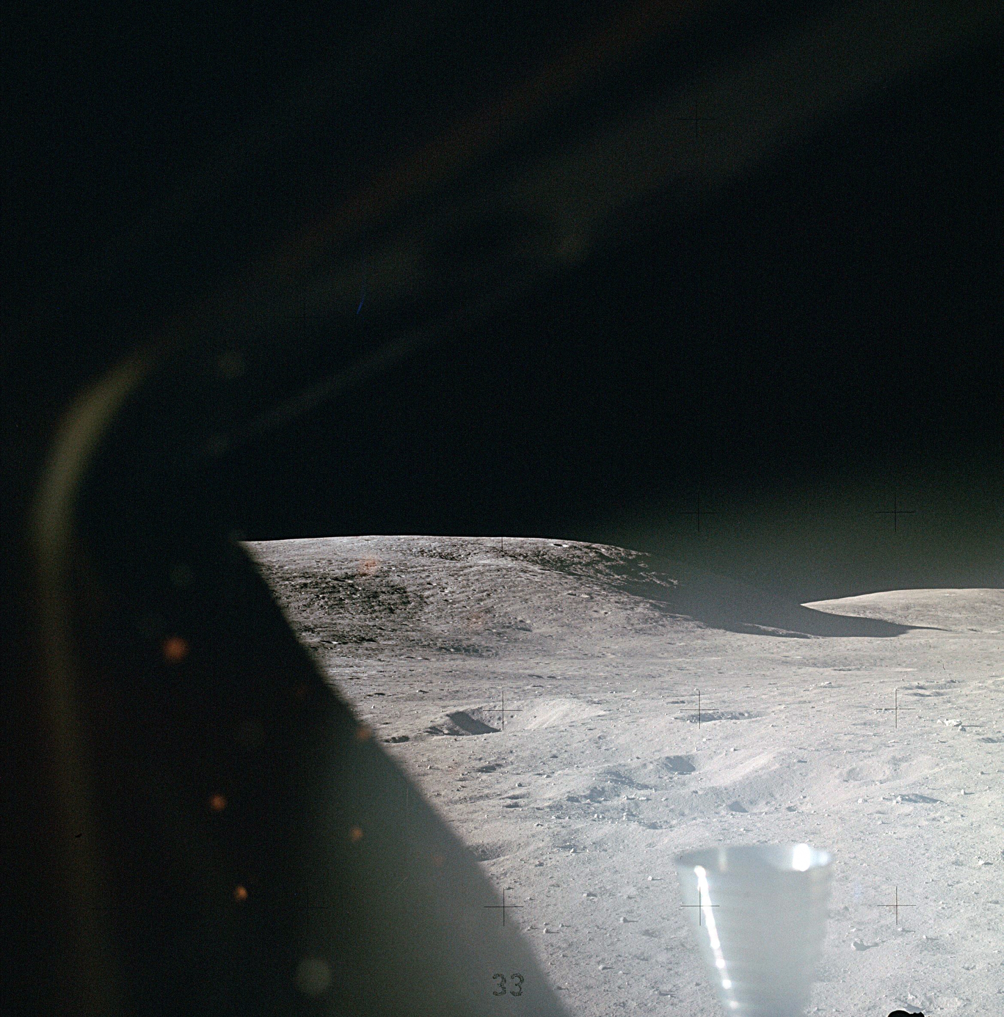 La superficie lunar desde una ventana del Módulo Lunar del Apolo 16 poco después de alunizar. (NASA)