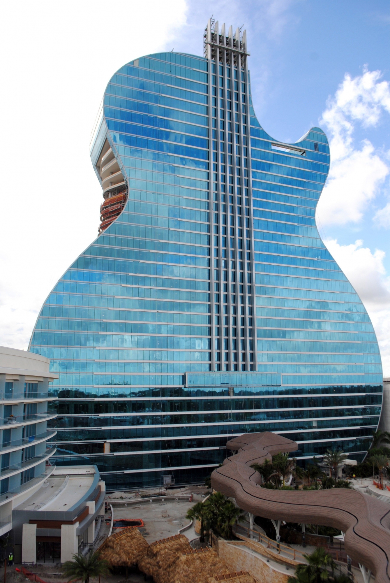 El primer Hotel Guitarra del mundo ya acepta reservas en su complejo de Florida. (EFE)