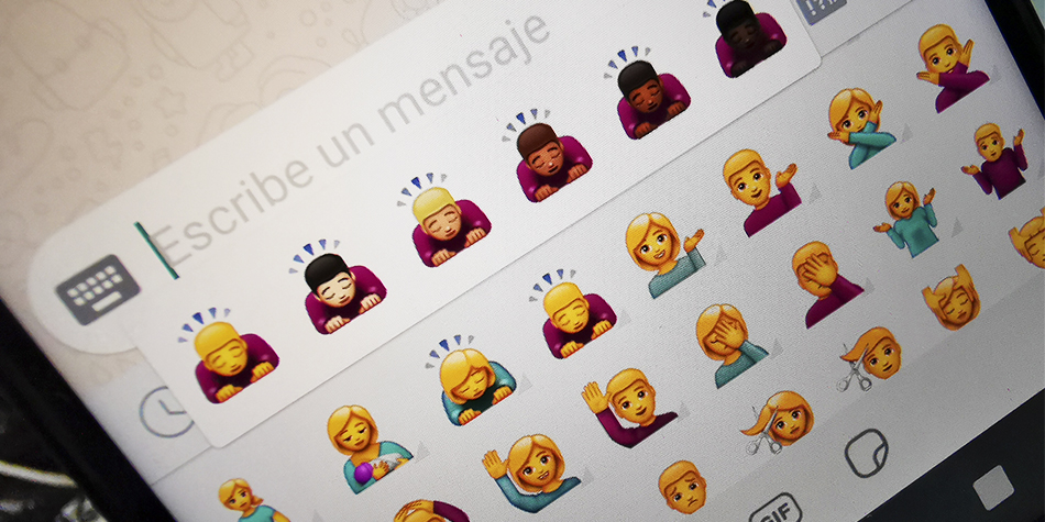 En la actualidad este emoji se encuentra en la sección personas de WhatsApp. Como se aprecia, ha ido cambiando de color con el paso de los años. (Foto: WhatsApp)